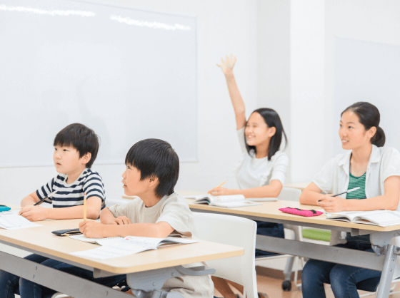 画像:学習塾で子どもたちが学んでいます